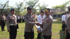 Kapolres Demak, AKBP Samelino Gandasaputra menyerahkan penghargaan pada para anggota berprestasi di Lapangan Wicaksana Laghawa Polres Demak, Kamis (7/5/2026).