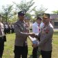 Kapolres Demak, AKBP Samelino Gandasaputra menyerahkan penghargaan pada para anggota berprestasi di Lapangan Wicaksana Laghawa Polres Demak, Kamis (7/5/2026).