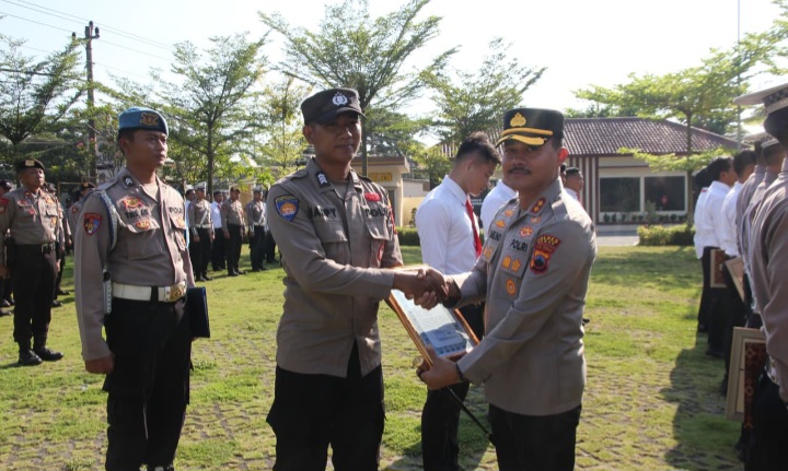 Kapolres Demak, AKBP Samelino Gandasaputra menyerahkan penghargaan pada para anggota berprestasi di Lapangan Wicaksana Laghawa Polres Demak, Kamis (7/5/2026).