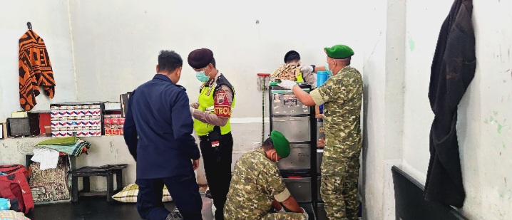 Petugas Rutan Rembang Bersama TNI dan Polri Razia Kamar Hunian Warga Binaan.