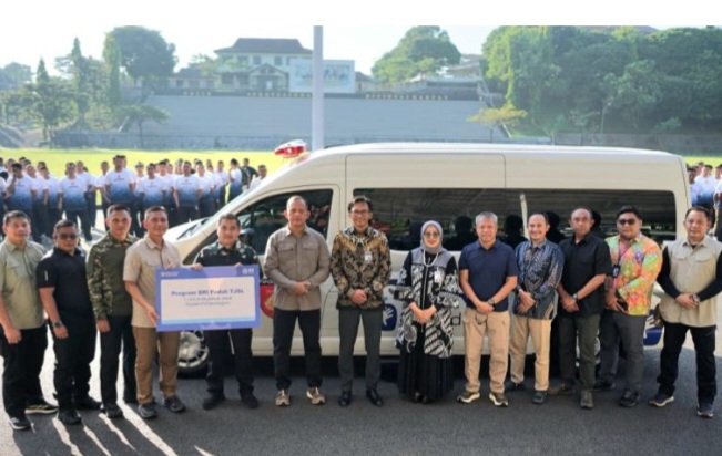 Kodam IV/Diponegoro Terima Bantuan Ambulance VIP dari BRI Peduli. Bantuan diserahkan langsung oleh Regional Chief Executive Officer BRI Semarang, Bernadi Kurniawan lepada Panglima Kodam IV/Diponegoro, Mayor Jenderal TNI Achiruddin di Lapangan Parade Kodam IV/Diponegoro, pada Jumat (8/5/2026). 