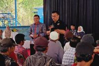 Bupati Rembang, Harno mendampingi Anggota DPR RI Komisi IX, Edy Wuryanto di acara sosialisasi Gerakan Masyarakat Hidup Sehat di Pasar Mbrumbung, Desa Banggi, Kecamatan Kaliori, Sabtu (9/5/2026).