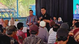 Bupati Rembang, Harno mendampingi Anggota DPR RI Komisi IX, Edy Wuryanto di acara sosialisasi Gerakan Masyarakat Hidup Sehat di Pasar Mbrumbung, Desa Banggi, Kecamatan Kaliori, Sabtu (9/5/2026).