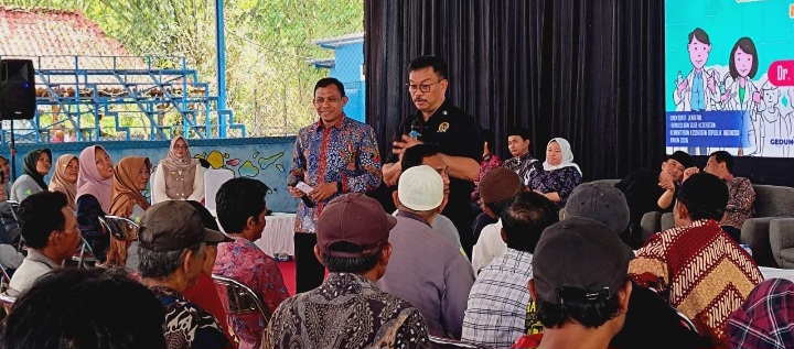Bupati Rembang, Harno mendampingi Anggota DPR RI Komisi IX, Edy Wuryanto di acara sosialisasi Gerakan Masyarakat Hidup Sehat di Pasar Mbrumbung, Desa Banggi, Kecamatan Kaliori, Sabtu (9/5/2026).