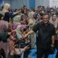 Gubernur Jawa Tengah, Ahmad Luthfi disambut masyarakat, di Lapangan Desa Kaliwlingi, Kabupaten Brebes, Sabtu (9/5/2026).

