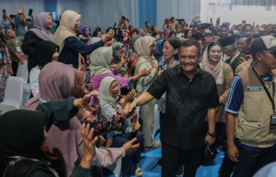 Gubernur Jawa Tengah, Ahmad Luthfi disambut masyarakat, di Lapangan Desa Kaliwlingi, Kabupaten Brebes, Sabtu (9/5/2026).
