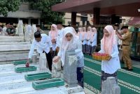 Bupati Demak, Eisti’anah (tengah) dan rombongan berziarah ke Makam Raja Demak, di Komplek Masjid Agung Demak, Senin (11/05/26).