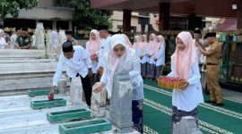 Bupati Demak, Eisti’anah (tengah) dan rombongan berziarah ke Makam Raja Demak, di Komplek Masjid Agung Demak, Senin (11/05/26).