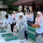 Bupati Demak, Eisti’anah (tengah) dan rombongan berziarah ke Makam Raja Demak, di Komplek Masjid Agung Demak, Senin (11/05/26).