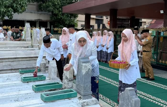 Bupati Demak, Eisti’anah (tengah) dan rombongan berziarah ke Makam Raja Demak, di Komplek Masjid Agung Demak, Senin (11/05/26).