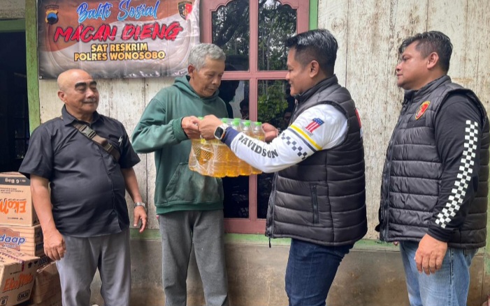 Satuan Reserse Kriminal Polres Wonosobo menyalurkan bantuan sosial kepada warga di wilayah terpencil Desa Lipursari, Kecamatan Leksono dan Desa Mergolangu, Kecamatan Kalibawang, Senin (12/6/2026).