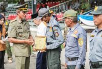 Sekda Jateng, Sumarno di acara gelar pasukan HUT ke-76 Satpol PP, HUT ke-64 Satlinmas dan HUT ke-107 Damkar tingkat Provinsi Jawa Tengah 2026 di Stadion Sriwedari, Surakarta, Selasa (12/5/2026).