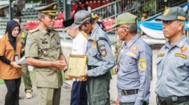 Sekda Jateng, Sumarno di acara gelar pasukan HUT ke-76 Satpol PP, HUT ke-64 Satlinmas dan HUT ke-107 Damkar tingkat Provinsi Jawa Tengah 2026 di Stadion Sriwedari, Surakarta, Selasa (12/5/2026).