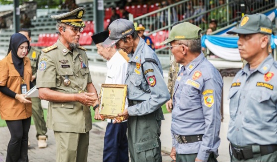 Sekda Jateng, Sumarno di acara gelar pasukan HUT ke-76 Satpol PP, HUT ke-64 Satlinmas dan HUT ke-107 Damkar tingkat Provinsi Jawa Tengah 2026 di Stadion Sriwedari, Surakarta, Selasa (12/5/2026).