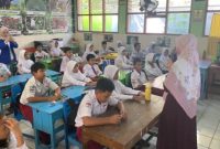 Petugas dari Dinas Ketahanan Pangan Prov Jateng dan mahasiswa Program Studi Ilmu Komunikasi Udinus, mengedukasi para siswa SDN Miroto 01 Semarang, tentang dampak membuang sisa makanan terhadap lingkunganun, Selasa (13/5/2026).