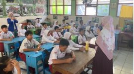 Petugas dari Dinas Ketahanan Pangan Prov Jateng dan mahasiswa Program Studi Ilmu Komunikasi Udinus, mengedukasi para siswa SDN Miroto 01 Semarang, tentang dampak membuang sisa makanan terhadap lingkunganun, Selasa (13/5/2026).