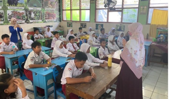 Petugas dari Dinas Ketahanan Pangan Prov Jateng dan mahasiswa Program Studi Ilmu Komunikasi Udinus, mengedukasi para siswa SDN Miroto 01 Semarang, tentang dampak membuang sisa makanan terhadap lingkunganun, Selasa (13/5/2026).