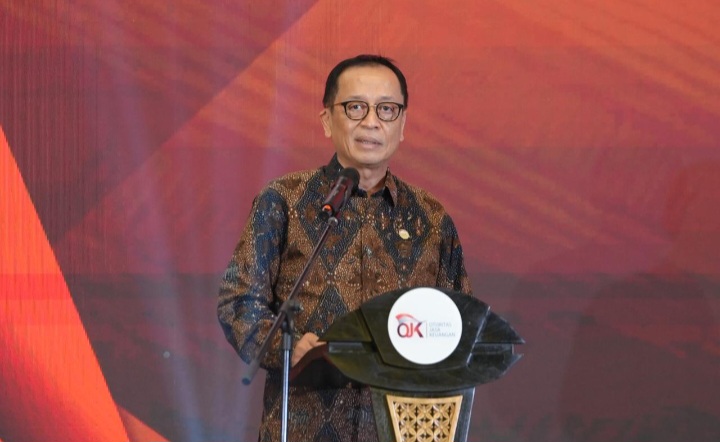 Kepala Eksekutif Pengawas Perbankan OJK, Dian Ediana Rae, memberikan sambutan di acara
Sarasehan Industri Perbankan dengan tema “Penerapan Konsep Business Judgement Rule Terhadap Kredit Macet Di Bank” di Jakarta, Selasa (12/5).