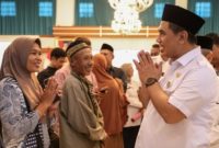 Wakil Gubernur Jawa Tengah, Taj Yasin Maimoen bersama masyarakat penerima bantuan perbaikan RTLH.