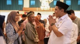 Wakil Gubernur Jawa Tengah, Taj Yasin Maimoen bersama masyarakat penerima bantuan perbaikan RTLH.
