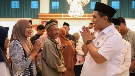 Wakil Gubernur Jawa Tengah, Taj Yasin Maimoen bersama masyarakat penerima bantuan perbaikan RTLH.