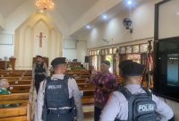 Anggota Polres Demak berjaga untuk mengamankan pelaksanaan ibadah Kenaikan Isa Almasih di wilayah Kabupaten Demak, Kamis (14/5/2026). 