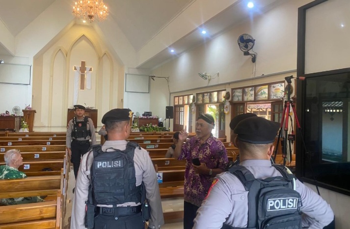 Anggota Polres Demak berjaga untuk mengamankan pelaksanaan ibadah Kenaikan Isa Almasih di wilayah Kabupaten Demak, Kamis (14/5/2026). 