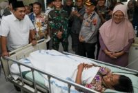 Wakil Gubernur Jawa Tengah, Taj Yasin Maimoen, menjenguk para korban robohnya atap bangunan kelas di MTs Muhammadiyah 4 Bulu, Sambungmacan, Sragen, yang tengah menjalani perawatan di RSUD dr Soehadi Prijonegoro, Kamis (14/5/2026).