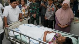 Wakil Gubernur Jawa Tengah, Taj Yasin Maimoen, menjenguk para korban robohnya atap bangunan kelas di MTs Muhammadiyah 4 Bulu, Sambungmacan, Sragen, yang tengah menjalani perawatan di RSUD dr Soehadi Prijonegoro, Kamis (14/5/2026).
