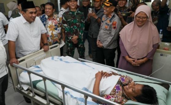 Wakil Gubernur Jawa Tengah, Taj Yasin Maimoen, menjenguk para korban robohnya atap bangunan kelas di MTs Muhammadiyah 4 Bulu, Sambungmacan, Sragen, yang tengah menjalani perawatan di RSUD dr Soehadi Prijonegoro, Kamis (14/5/2026).