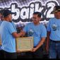 Enjang Kusmana, General Manager Pabrik Cilacap, menerima sertifikat Good Mining Practice.