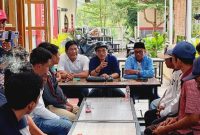 Tim kuasa hukum dan relawan Harmonis sedang menggelar konferensi pers di salah satu cafe di Rembang.