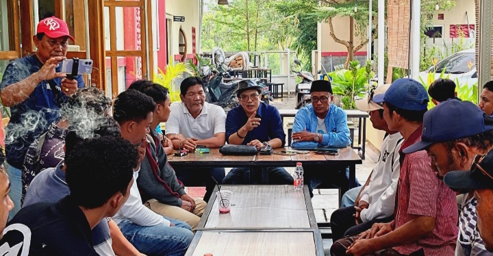 Tim kuasa hukum dan relawan Harmonis sedang menggelar konferensi pers di salah satu cafe di Rembang.