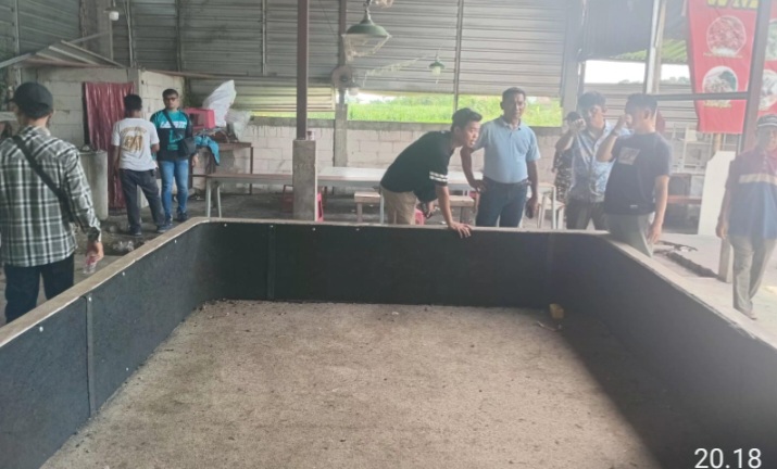Arena perjudian sabung ayam dan dadu bathok klutuk di desa Karangsono, Kecamatan Mranggen, Kabupaten Demak.