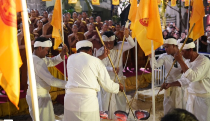 Upacara pengecoran Rupang Buddha Nusantara kelima, di Vihāra Dhamma Jaya, Surabaya, Minggu (17/5/2026).
