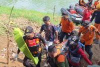Tim SAR Semarang dan tim SAR gabungan mengevakuasi seorang remaja yang tewas tenggelam di Sungai Sengkarang, Pekalongan, Selasa (19/5).