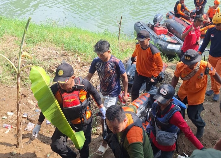 Tim SAR Semarang dan tim SAR gabungan mengevakuasi seorang remaja yang tewas tenggelam di Sungai Sengkarang, Pekalongan, Selasa (19/5).