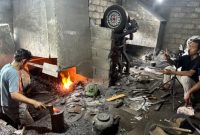 Aktifitas pandai besi warga Dusun Dalangan, Desa Purwojati, Kertek, Wonosobo.
