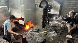 Aktifitas pandai besi warga Dusun Dalangan, Desa Purwojati, Kertek, Wonosobo.