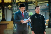 Bupati Wonosobo, Afif Nurhidayat membacakan sambutan menteri Komunikasi dan Digital RI, dalam upacara Peringatan Hari Kebangkitan Nasional ke-182 tahun 2026 di halaman Pendopo Selatan, Rabu (20/5/2026).