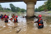 Tim SAR Gabungan menyisir Sungai Banjir Kanal Barat, mencari pria tanpa identitas, Jumat (22/5).