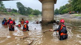 Tim SAR Gabungan menyisir Sungai Banjir Kanal Barat, mencari pria tanpa identitas, Jumat (22/5).