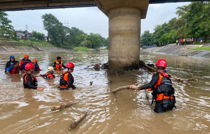 Tim SAR Gabungan menyisir Sungai Banjir Kanal Barat, mencari pria tanpa identitas, Jumat (22/5).