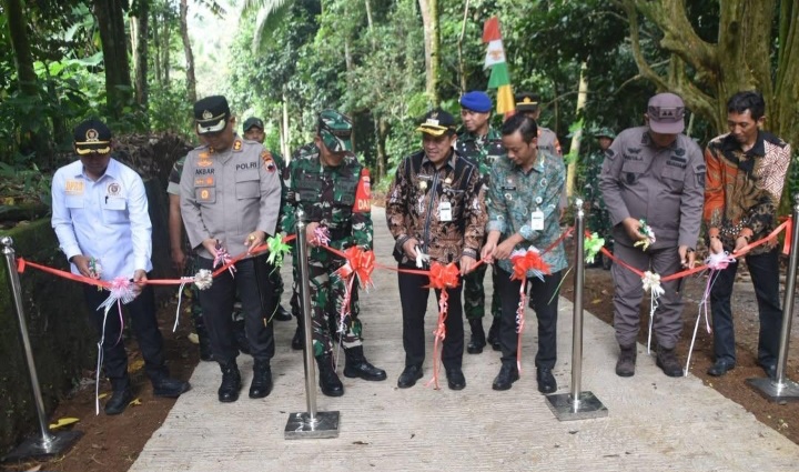 Peresmian hasil pembangunan program MMD Sengkuyung Tahap II Tahun 2026 di Desa Grugu, Kecamatan Kaliwiro, Kamis (21/5/2026).