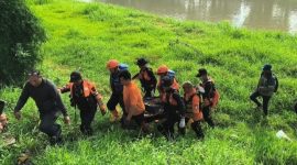 Tim SAR Gabungan sedang mengevakuasi korban terseret arus  Sungai Banjir Kanal Barat, Sabtu (23/5) pagi.