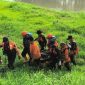 Tim SAR Gabungan sedang mengevakuasi korban terseret arus  Sungai Banjir Kanal Barat, Sabtu (23/5) pagi.