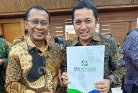 Direktur RSUD dr. R. Soetrasno Rembang, dr. Samsul Anwar menerima surat persetujuan layanan 
pasang ring Jatung di RSUD Rembang bisa dicover BPJS Kesehatan.