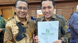 Direktur RSUD dr. R. Soetrasno Rembang, dr. Samsul Anwar menerima surat persetujuan layanan 
pasang ring Jatung di RSUD Rembang bisa dicover BPJS Kesehatan.