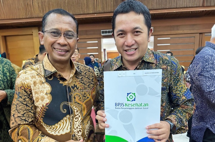 Direktur RSUD dr. R. Soetrasno Rembang, dr. Samsul Anwar menerima surat persetujuan layanan 
pasang ring Jatung di RSUD Rembang bisa dicover BPJS Kesehatan.