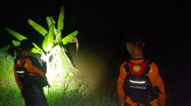 Anggota Tim Sar Gabungan sedang mencari dua atlet dayung yang tenggelam di sungai Laes, Pemalang.